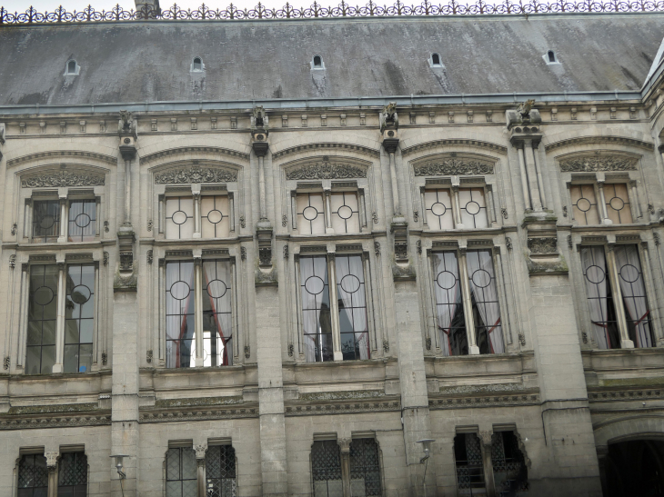 Dans la cour de l'hôtel de ville - Angoulême