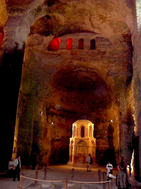 L'église souterraine (monolithe) Saint-Jean est creusée dans la falaise - Aubeterre-sur-Dronne