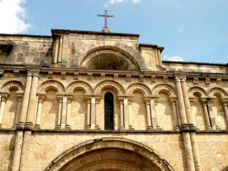 Eglise Saint-Jacques - Les parties supérieures comprennent un zodiaque, une arcature romane (ayant sans doute reçu des statues des douez apôtres, aujourd'hui disparues) et quelques représentations symboliques (coquilles St-Jacques) d'une étape sur le chem - Aubeterre-sur-Dronne