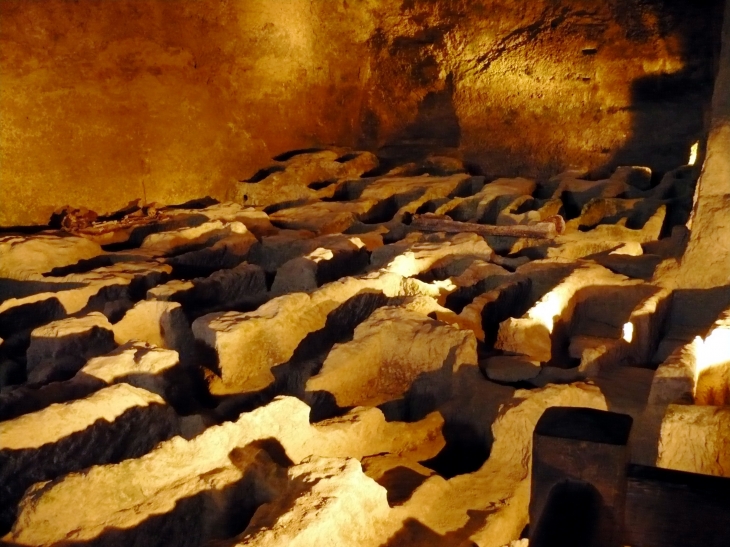 La chapelle primitive, creusée au XIIe siècle, renferme près de 80  sarcophages médiévaux. - Aubeterre-sur-Dronne