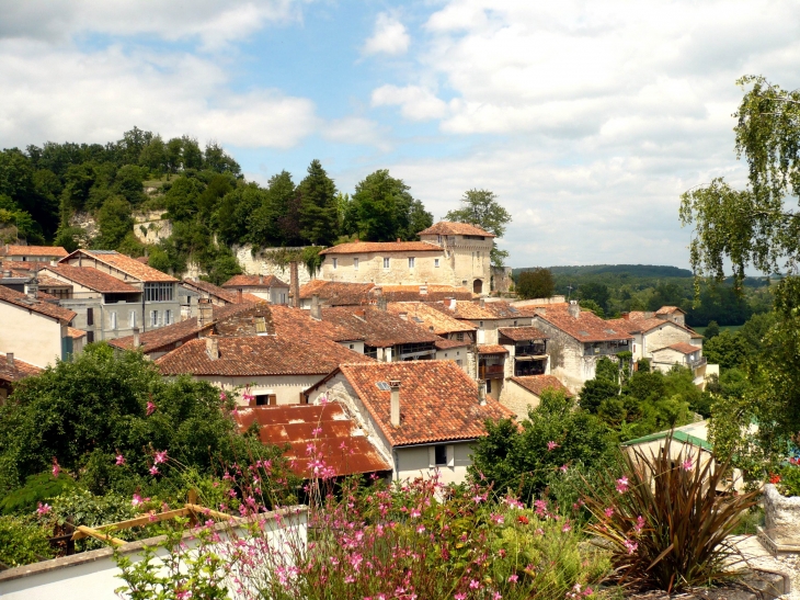 Les Falaises calcaires surplombent les toits du village. Au fond le château. - Aubeterre-sur-Dronne