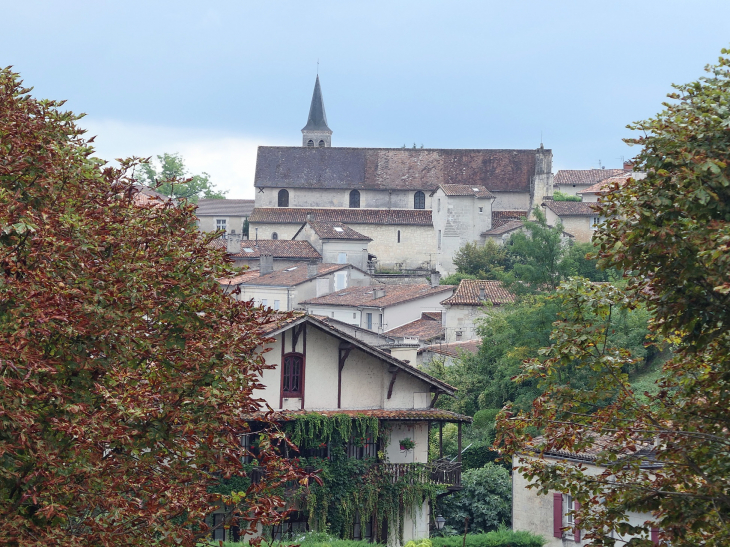 Vue sur le village et son église - Aubeterre-sur-Dronne