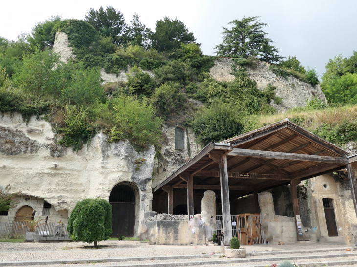 L'accès à l'église monolithe Saint Jean creusée dans la falaise - Aubeterre-sur-Dronne