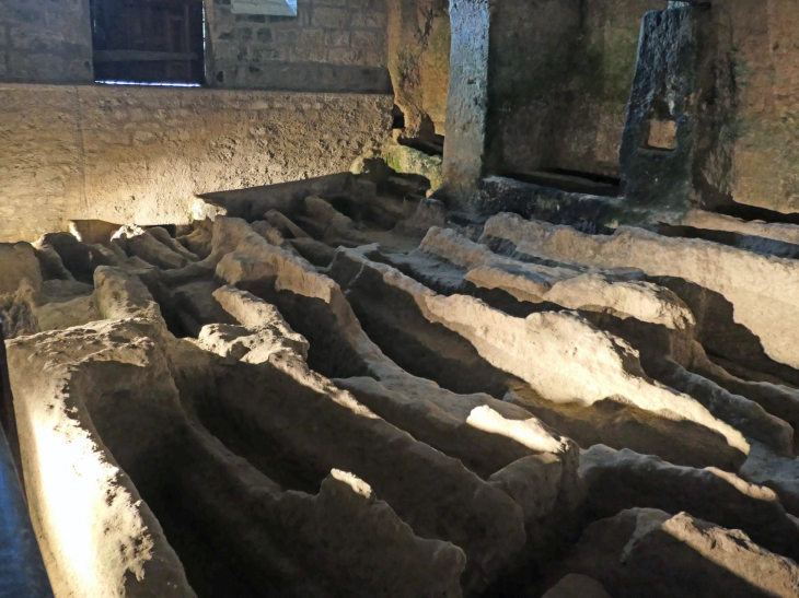 Eglise monolithe Saint Jean : les sarcophages - Aubeterre-sur-Dronne