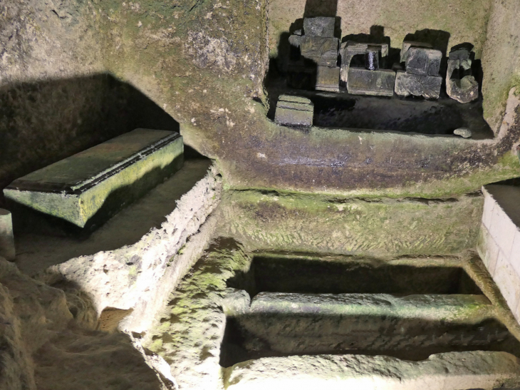 Eglise monolithe Saint Jean : les sarcophages - Aubeterre-sur-Dronne