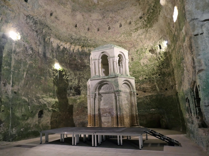 Eglise monolithe Saint Jean : le reliquaire en pierre - Aubeterre-sur-Dronne