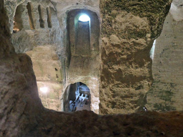 Eglise monolithe Saint Jean : la nef vue de la galerie - Aubeterre-sur-Dronne