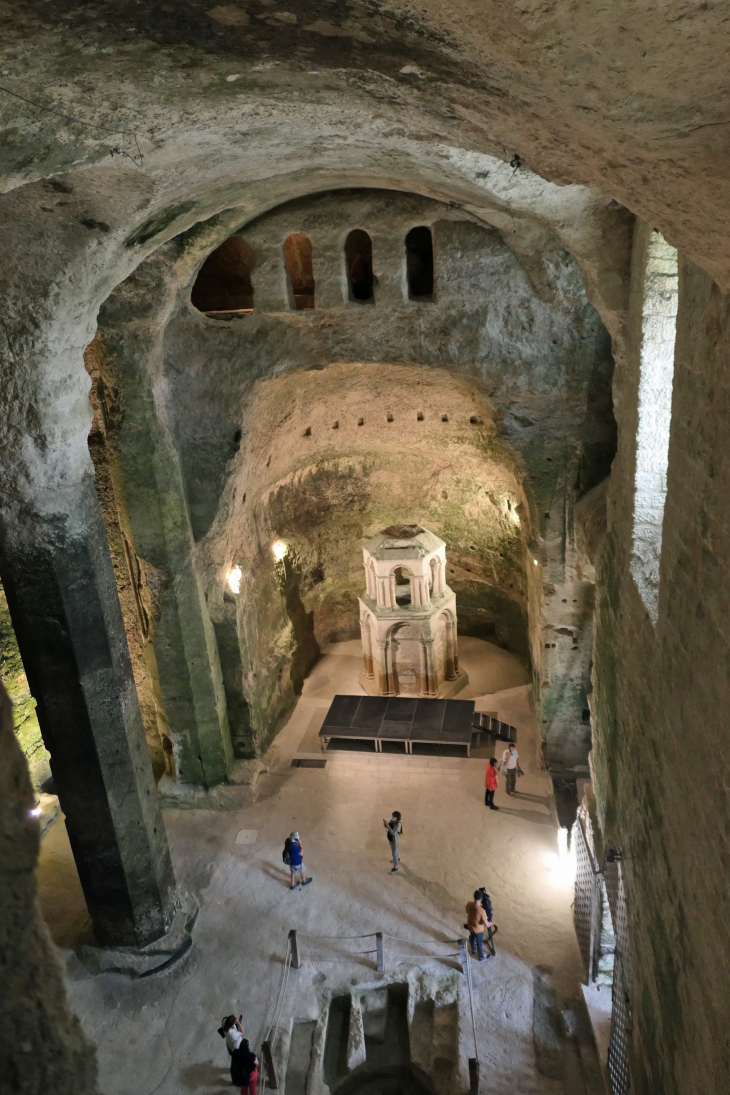 Eglise monolithe Saint Jean : la nef vue de la galerie - Aubeterre-sur-Dronne