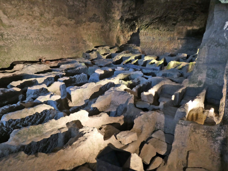 Eglise monolithe Saint Jean : les sarcophages - Aubeterre-sur-Dronne