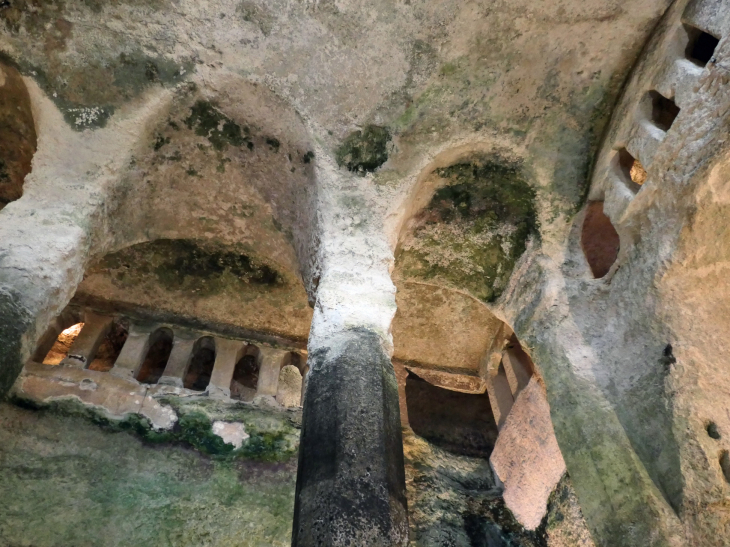 Eglise monolithe Saint Jean : la nef  - Aubeterre-sur-Dronne