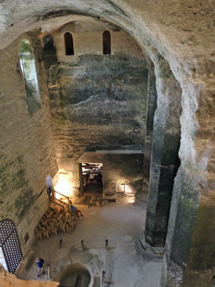 Eglise monolithe Saint Jean : la nef vue de la galerie - Aubeterre-sur-Dronne