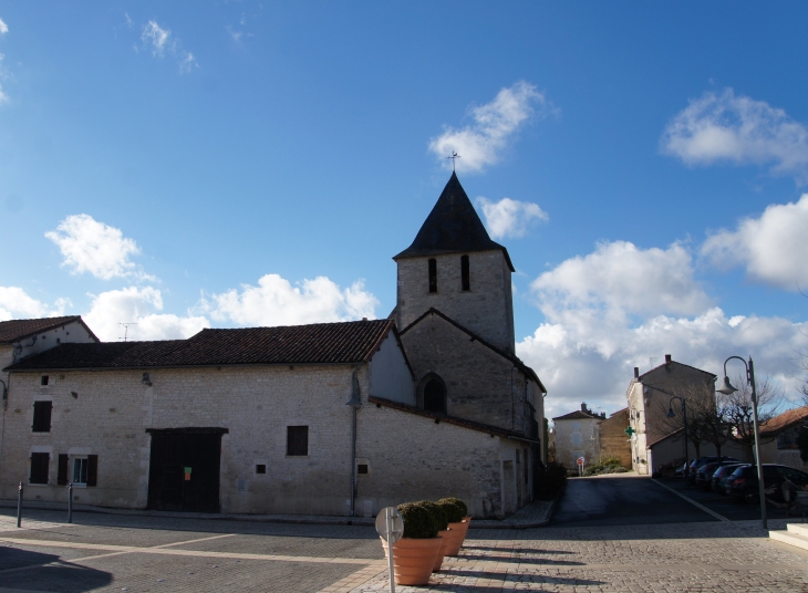 La Place devant la Mairie. - Aunac