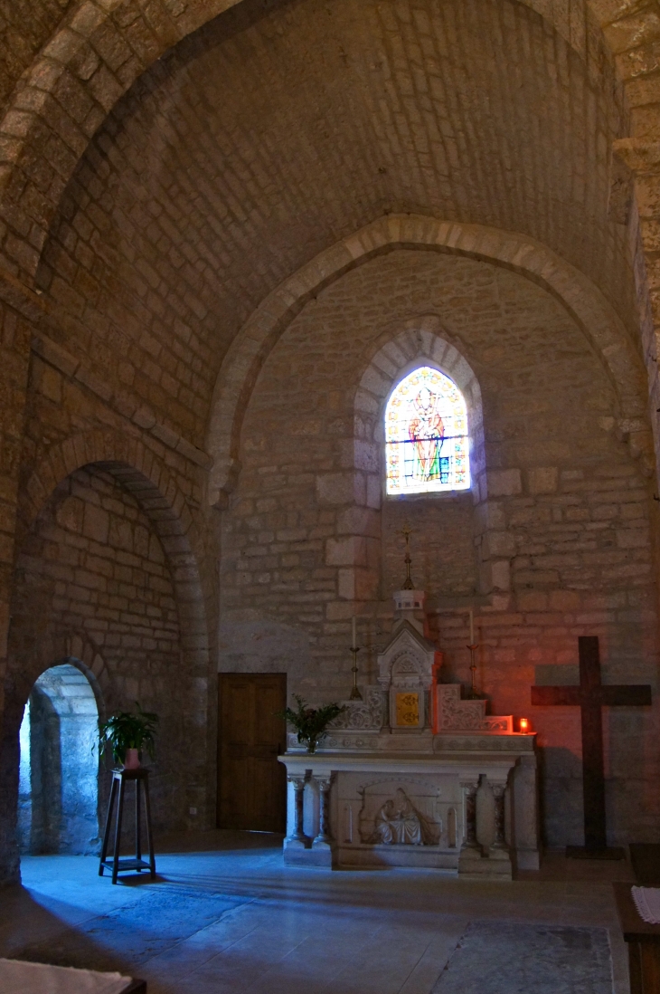 L'autel de l'église Saint Sixte. - Aunac