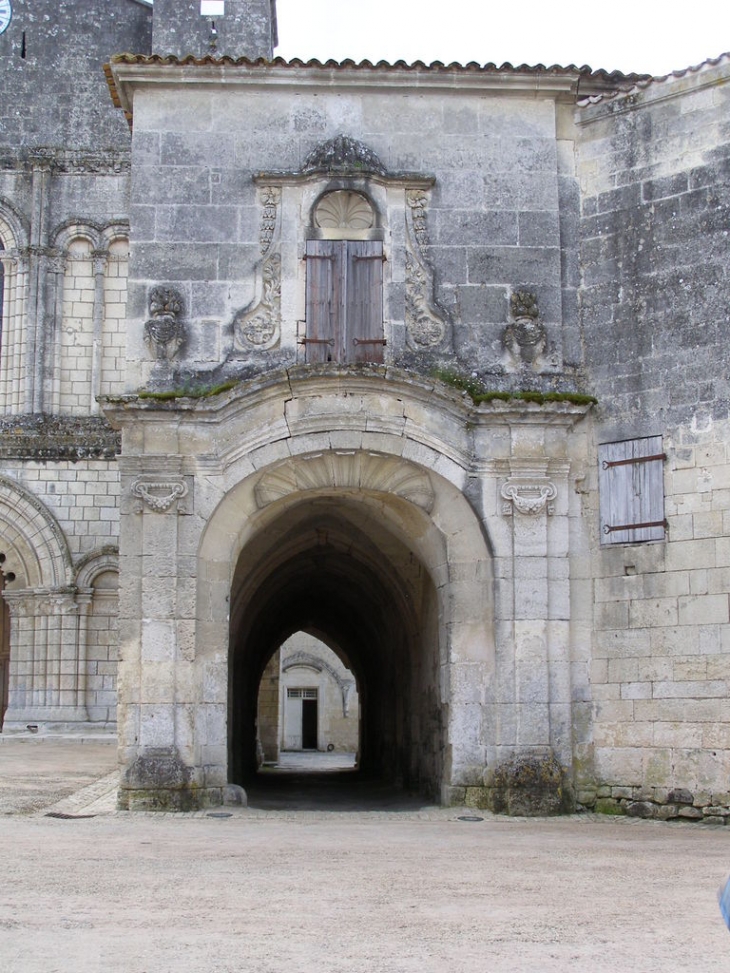 ABBAYE DE ST ETIENNE DE BASSAC