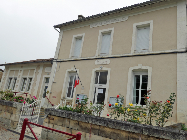 La mairie école - Bors (Canton de Montmoreau-Saint-Cybard)