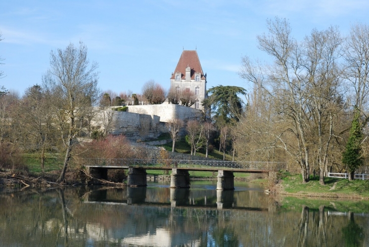 Le chateau et la Charente - Bourg-Charente