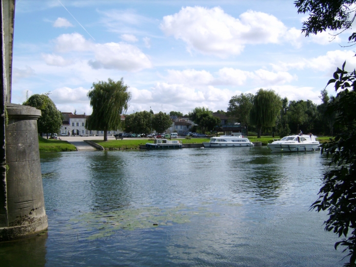 Vue du port      Crédit : Michel Dubourg - Bourg-Charente