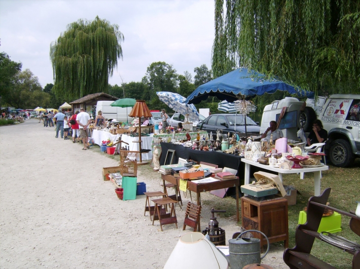 Le vide grenier - Bourg-Charente