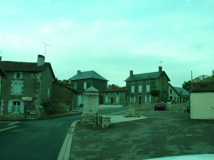 Place de la fontaine - Brillac