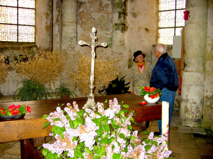 Cette dame fleurit l'église depuis plus de 20 ans - Cellefrouin