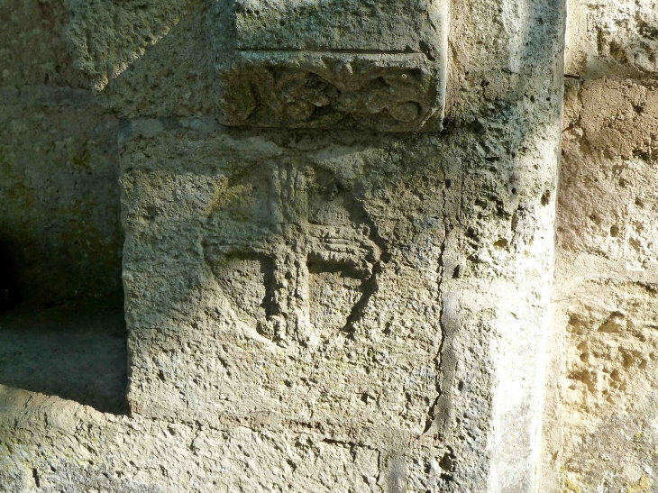 Croix-pattee-gravee-dans-la-pierre de la niche funéraire. - Charmant