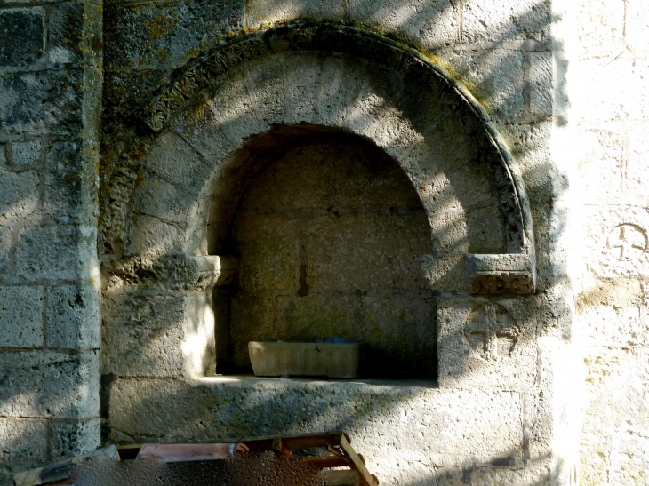 Niche funéraire dans le mur de l'église. - Charmant