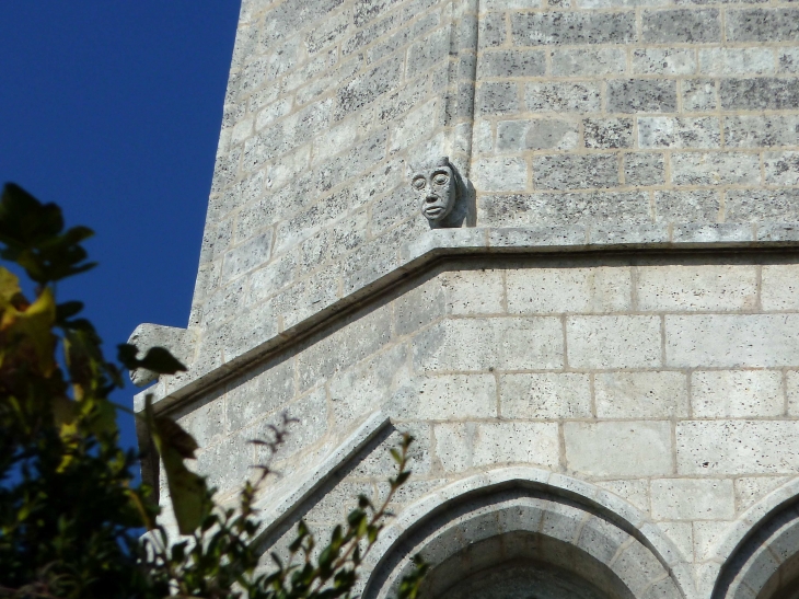 Détail : modillon de l'église. - Charmant