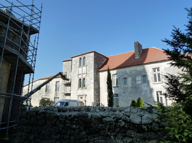 Le château vu du jardin du Curé. - Charmant