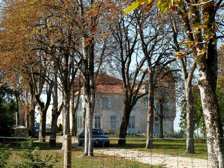 La Château de Charmant XVIe et XVIIe siècles. Fut le siège d'une commanderie de Templiers.