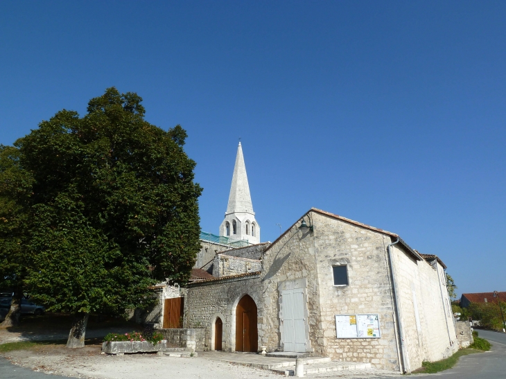 Les Templiers avaient installé une commanderie tout en haut du village dont il reste quelques traces près de l'église. L'église est entourée de tilleuls centenaires. - Charmant