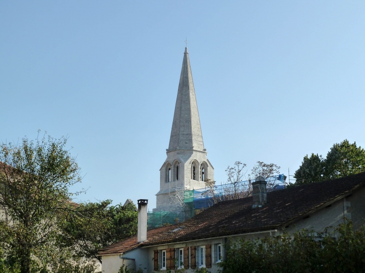 Clocher remarquable, en pyramide octogonale. Eglise Notre-Dame. - Charmant