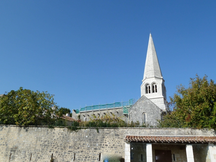 Eglise romane Notre-Dame de la fin du XIe siècle. - Charmant