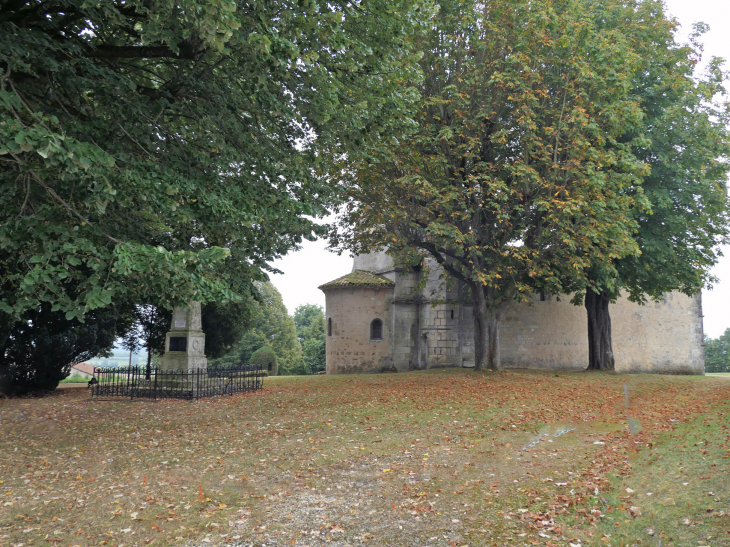 Le monument aux morts derrière l'église - Chavenat