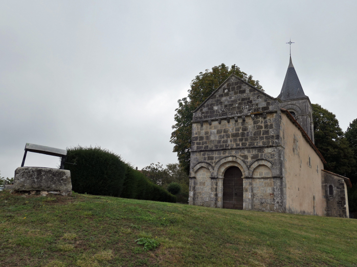 L'entrée de l'église romane et le puits - Chavenat