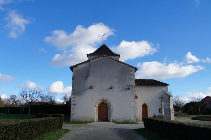 La façade occidentale de l'église Saint Pierre. - Chenommet