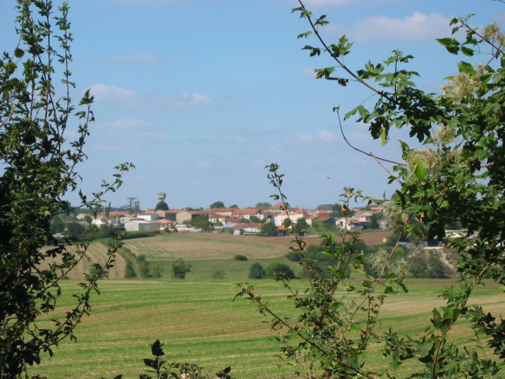 Courcôme vue de loin au cours d'une Rando