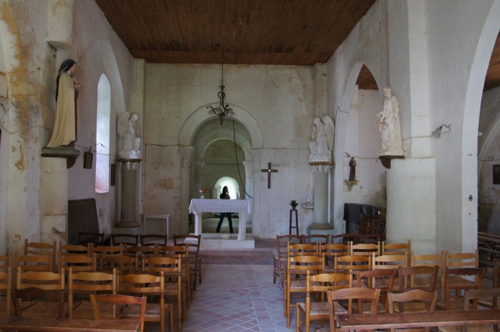 La nef vers l'autel de l'église Saint-Pierre. - Édon