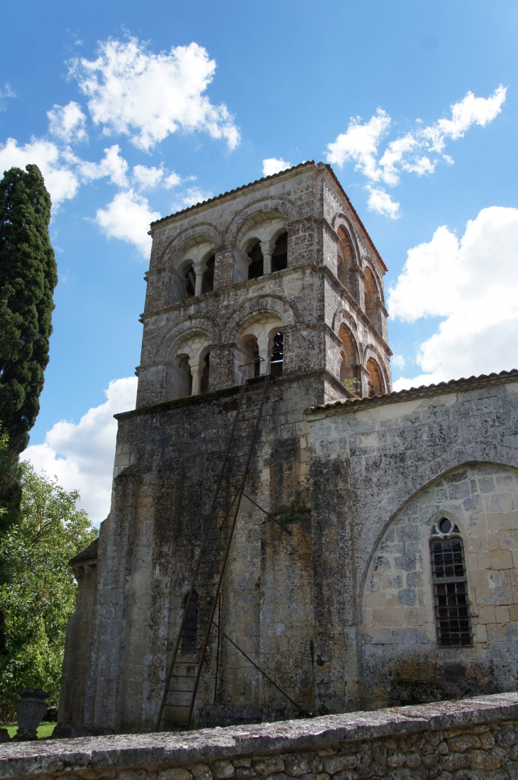 Le clocher carré à deux étages de l'église Saint-Pierre. - Édon