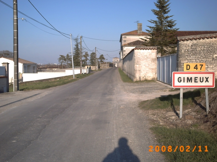 Entree de Gimeux depuis la sauzade, vue de l'eglise de Gimeux au fond