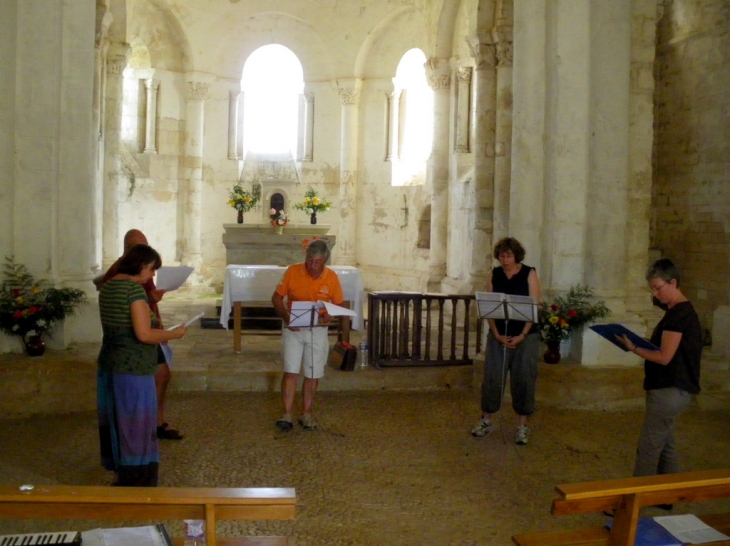 La chorale répète dans l'église - Lichères