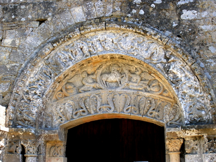 Sur le tympan de l'église, deux anges présentent l'agneau divin - Lichères