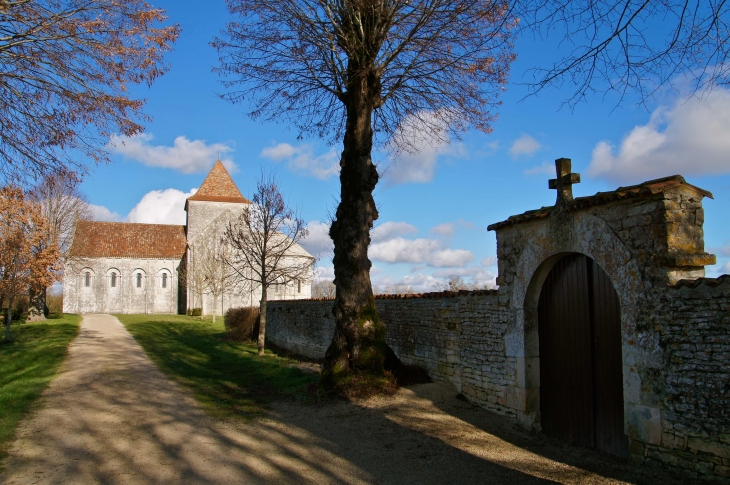 Vers l'église romane Saint Denis. - Lichères