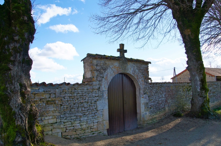 L'entrée du cimetière. - Lichères