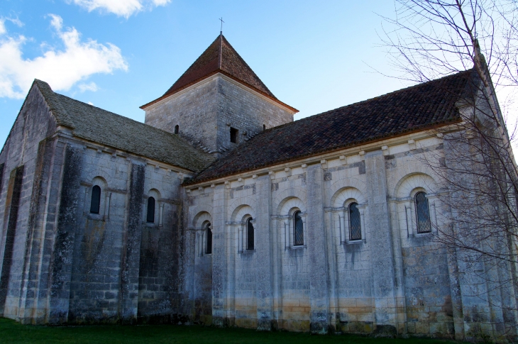 La façade nord de l'église Saint Denis. - Lichères