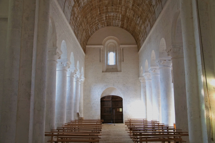 La nef vers le portail de l'église Saint Denis. - Lichères