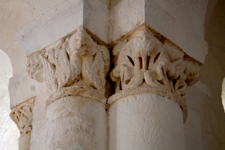 Eglise Saint Denis : chapiteau sculpté. - Lichères