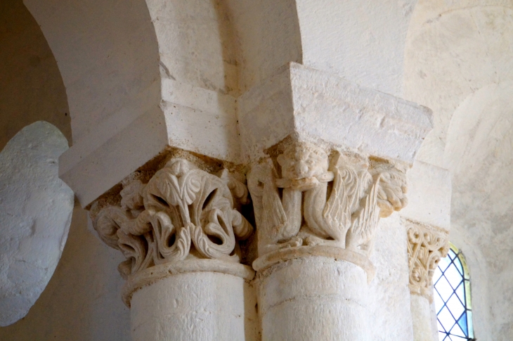 Eglise Saint Denis : chapiteau sculpté. - Lichères