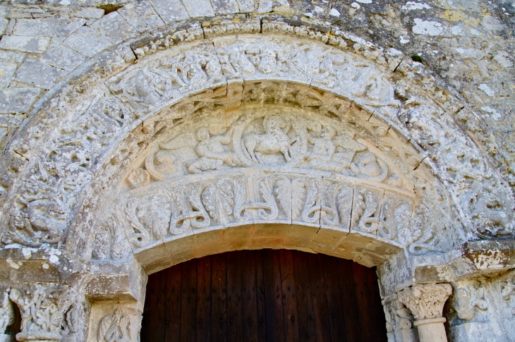 Le tympan sculpté de l'église Saint-Denis. - Lichères