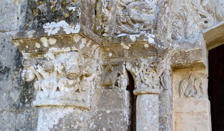 Chapiteaux de gauche-du-portail-de-l-eglise-saint Denis. - Lichères