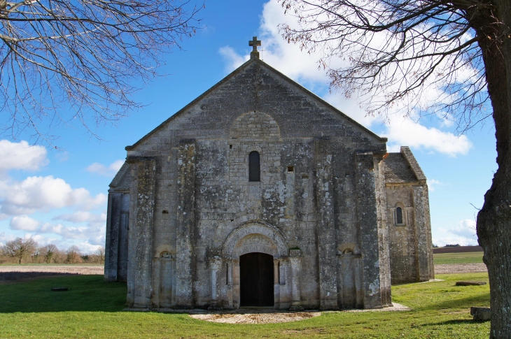 La façade occidentale de l'église romane Saint Denis. - Lichères